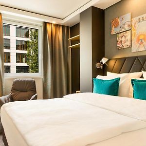 Zimmer mit Kingsize-Bett